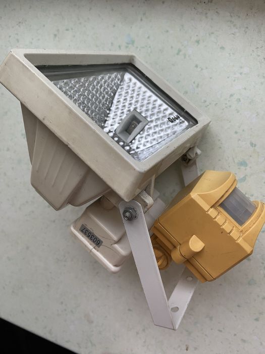 Прожектор галогенний з датчиком руху