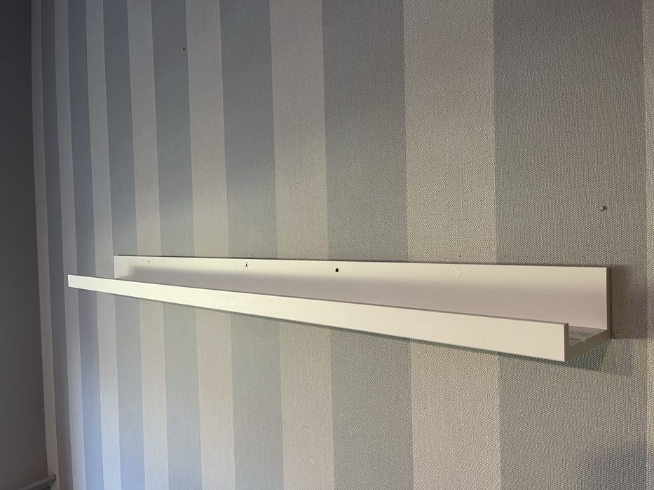 biała półka ścienna