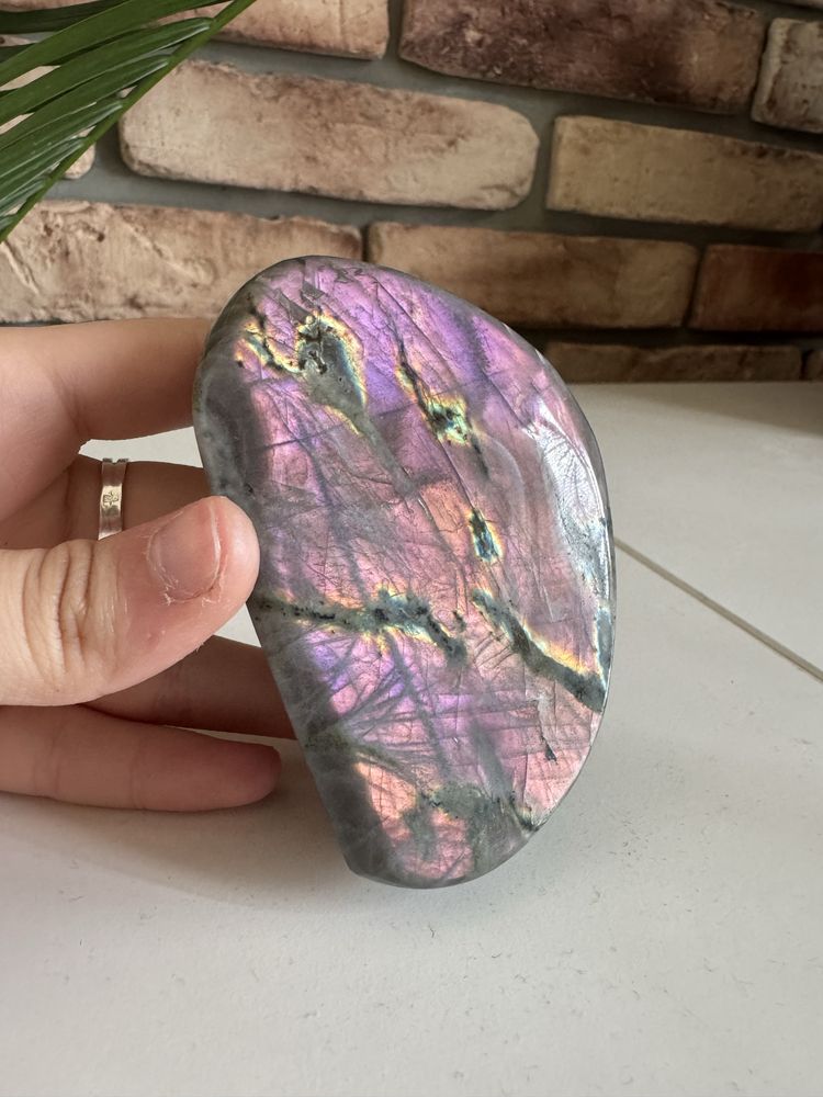 Labradoryt mineral krysztal kolekcjonerski rozowa poswiata