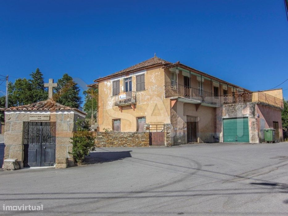 Moradia para recuperar de primeiro andar com terreno em Candedo, Mu...