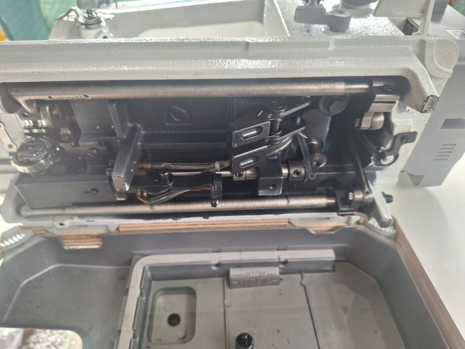 Maszyna przemyslowa jack zygzak 20u93z 
Maszyna użyta kilka razy. Stan