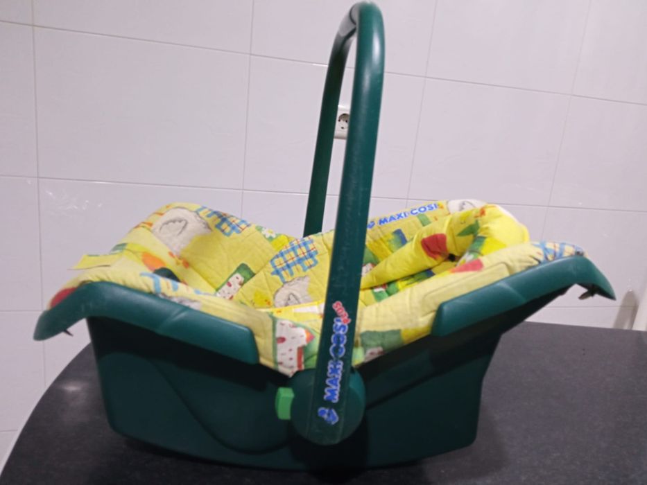 Ovo bebé MaxiCosi Plus com capa de chuva e redutor.