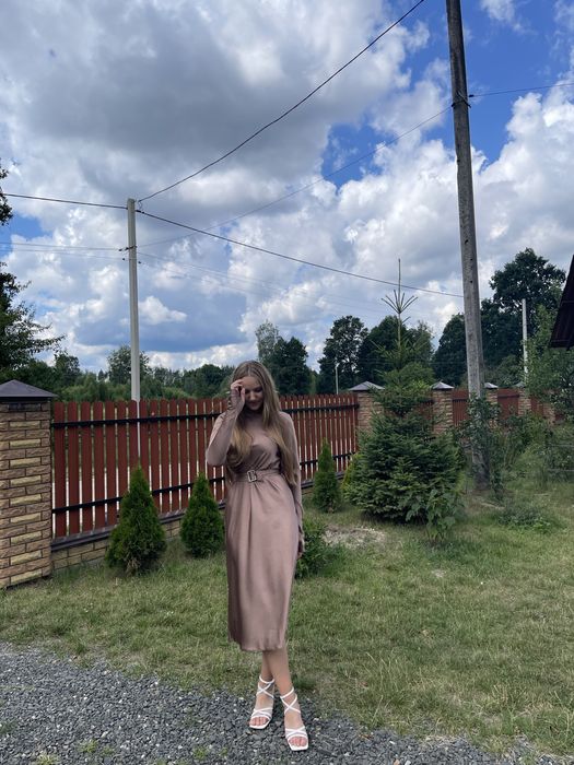 Сукня з розрізом на пальчик