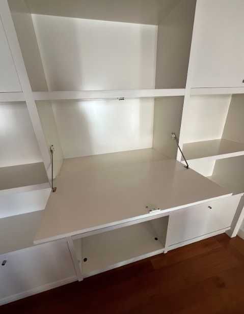 Móvel branco com arrumação