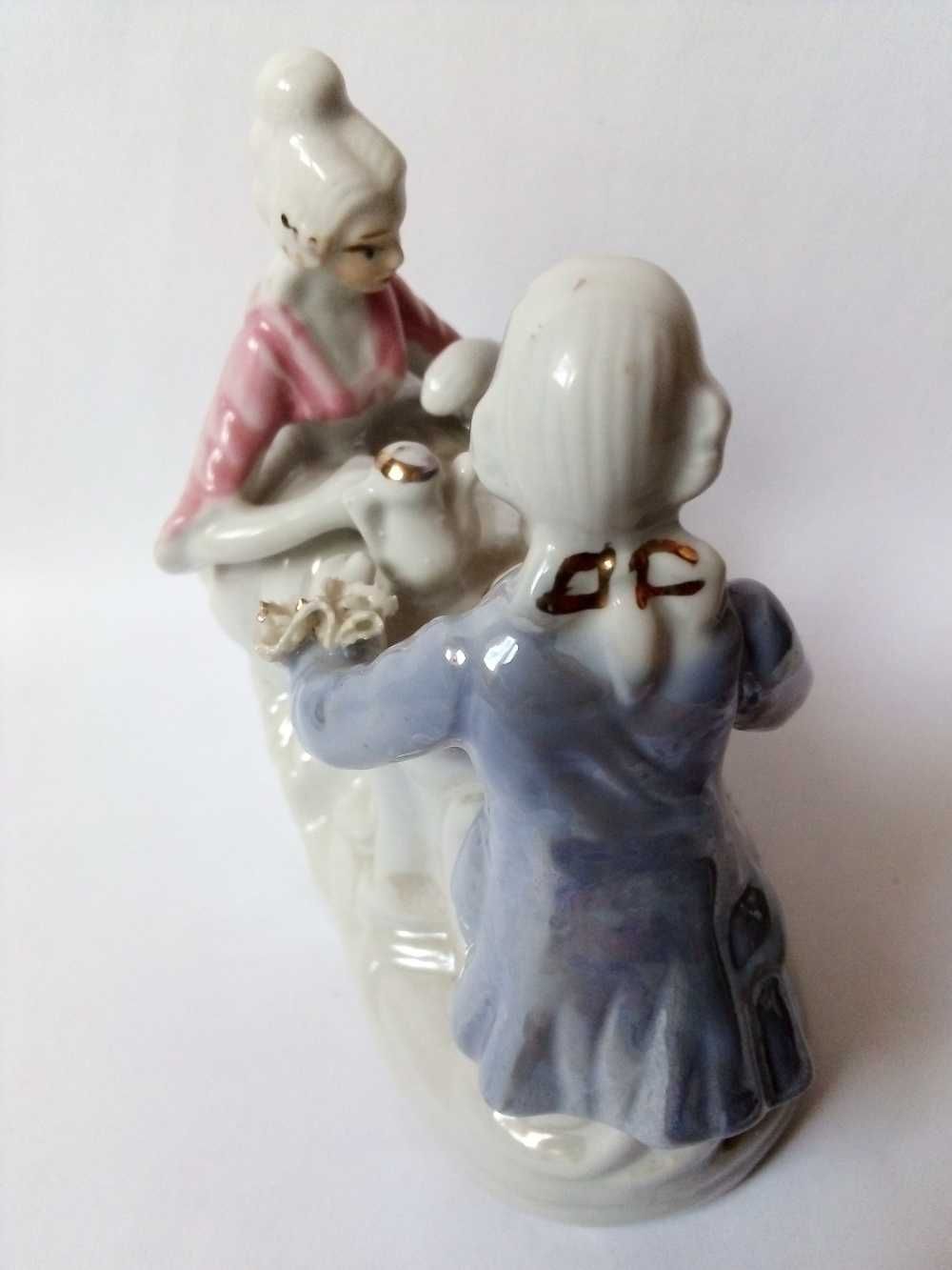 porcelanowa figurka para przy stoliku vintage