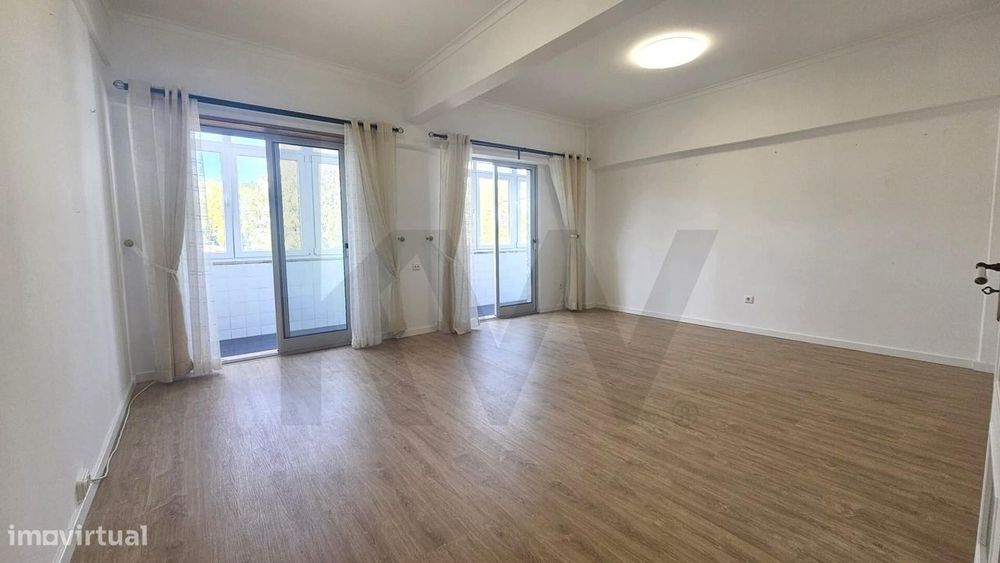 T4  em Monte Abraão, junto à estação.