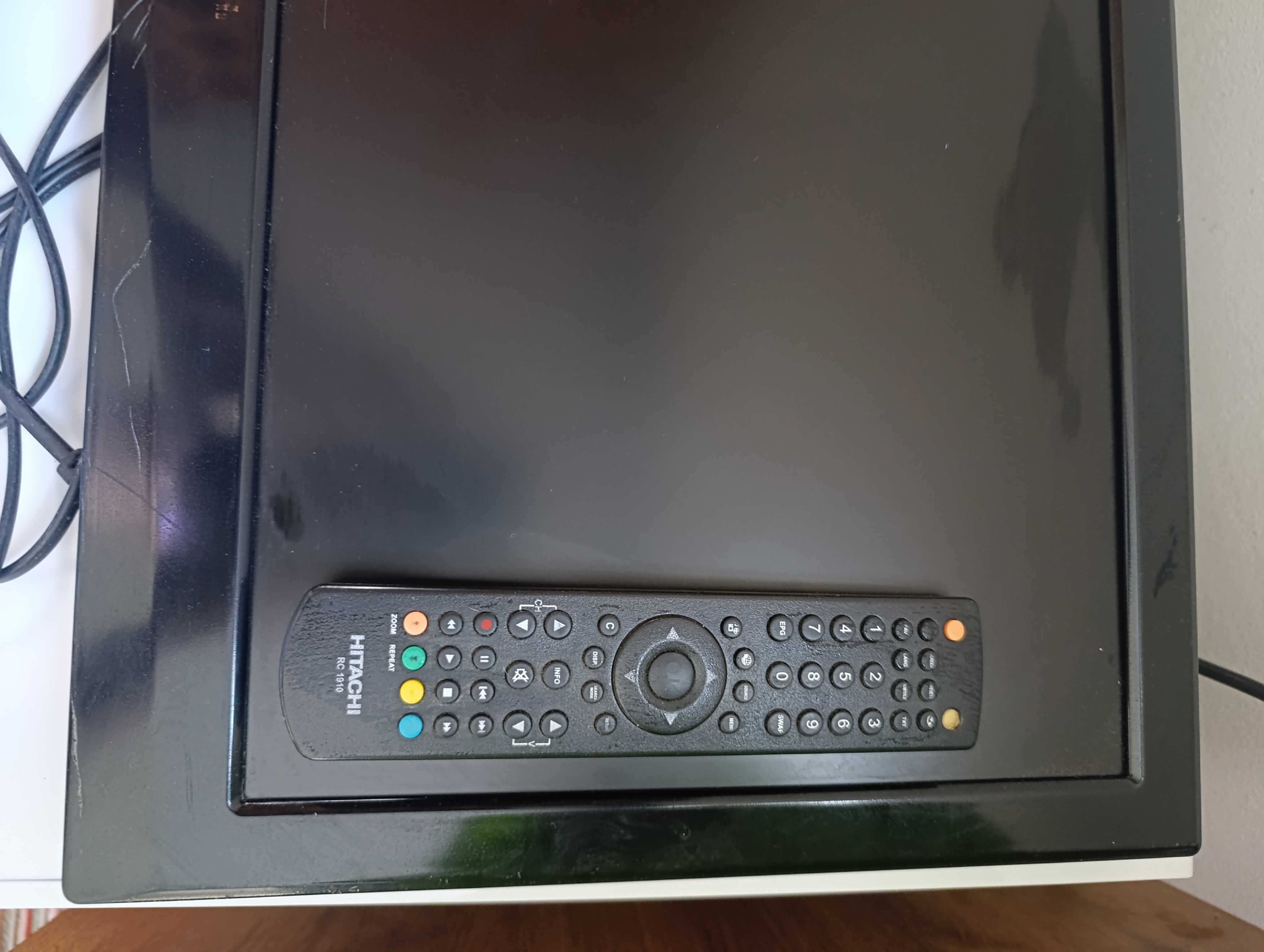 Vendo televisão com suporte de parede