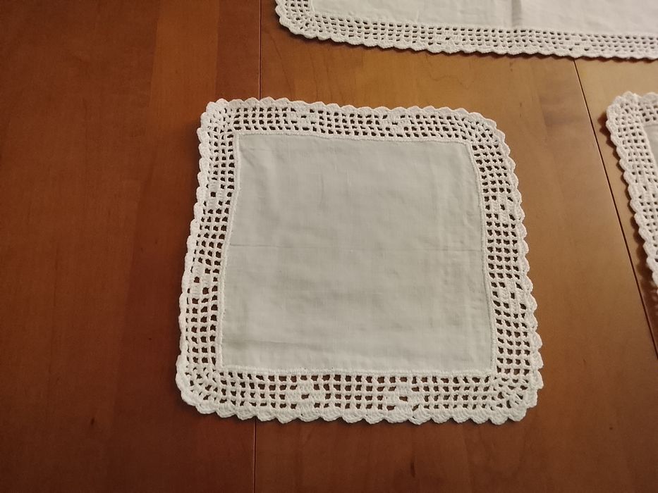 Conjunto de três naperons em crochê e linho