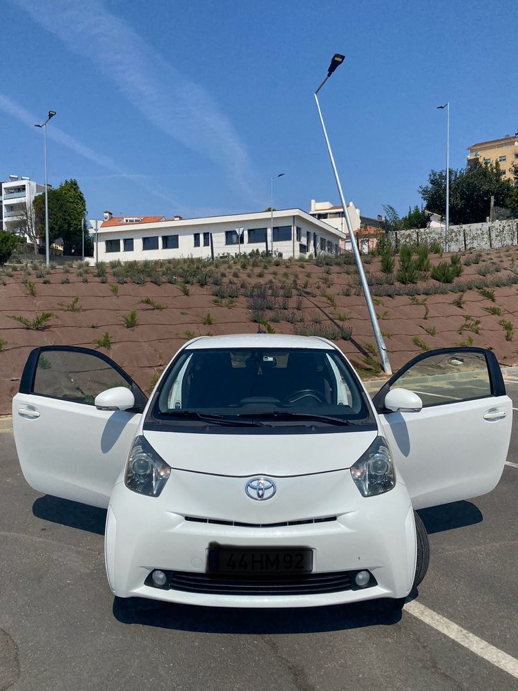 Toyota iQ 1.0 VVT-i 2P - 4 Lugares / Negociável