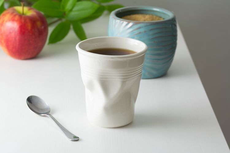 Porcelanowy zgnieciony kubek ILUZJA 290 ml