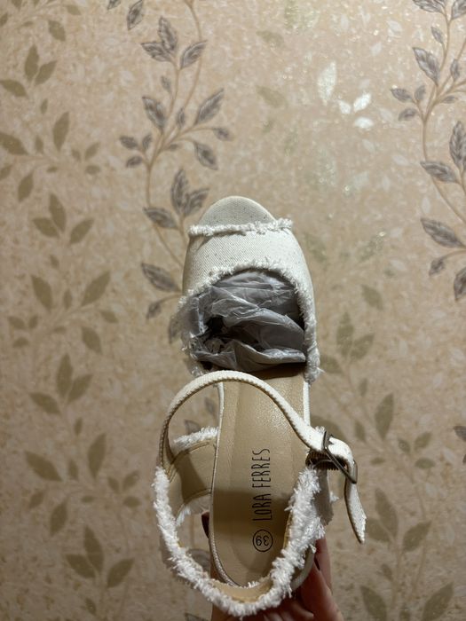 Красиві босоніжки на платформі