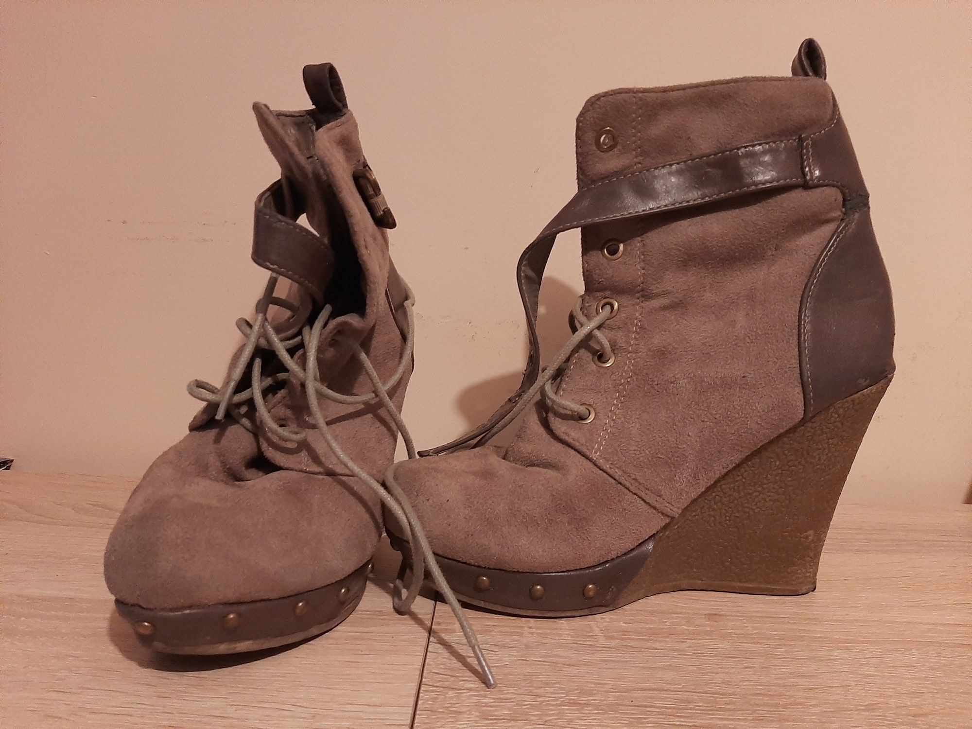 Włoskie buty na koturnie 36