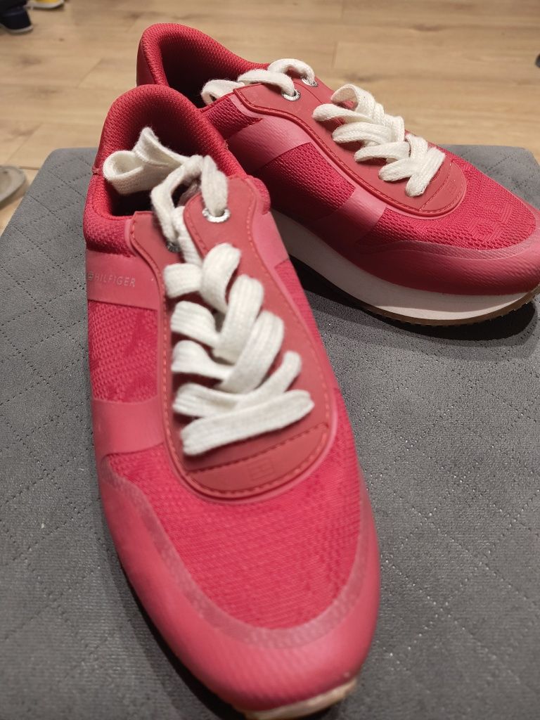 Czerwone sneakersy Tommy Hilfiger