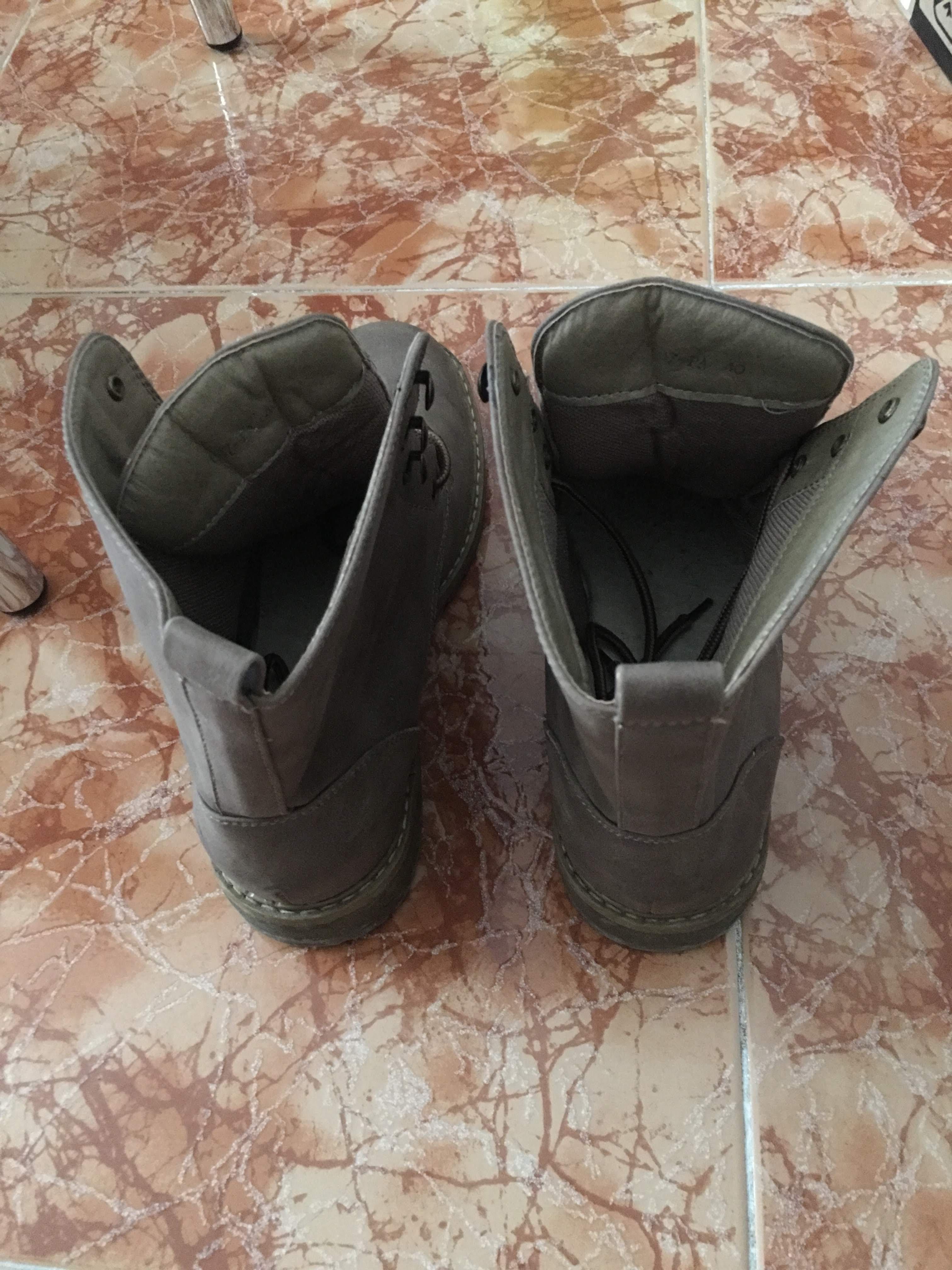 Botas de inverno em bom estado