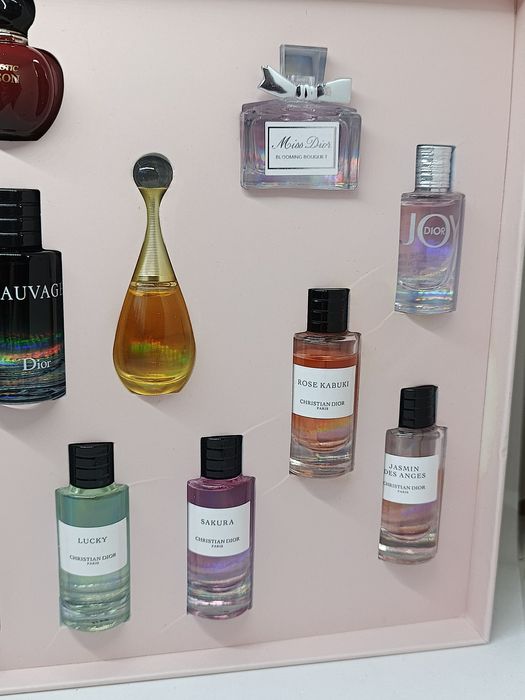 Dior zestaw 16 miniaturek perfum w pudełku – różne zapachy