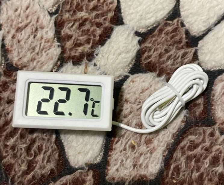 Цифровий термометр с датчиком температуры.Длина шнура 1 м.