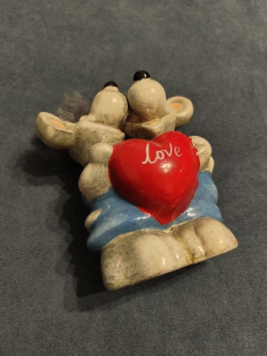 Статуетка парочки мишей