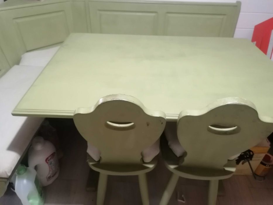 Mesa de canto em madeira macissa, com bancos e 2cadeiras