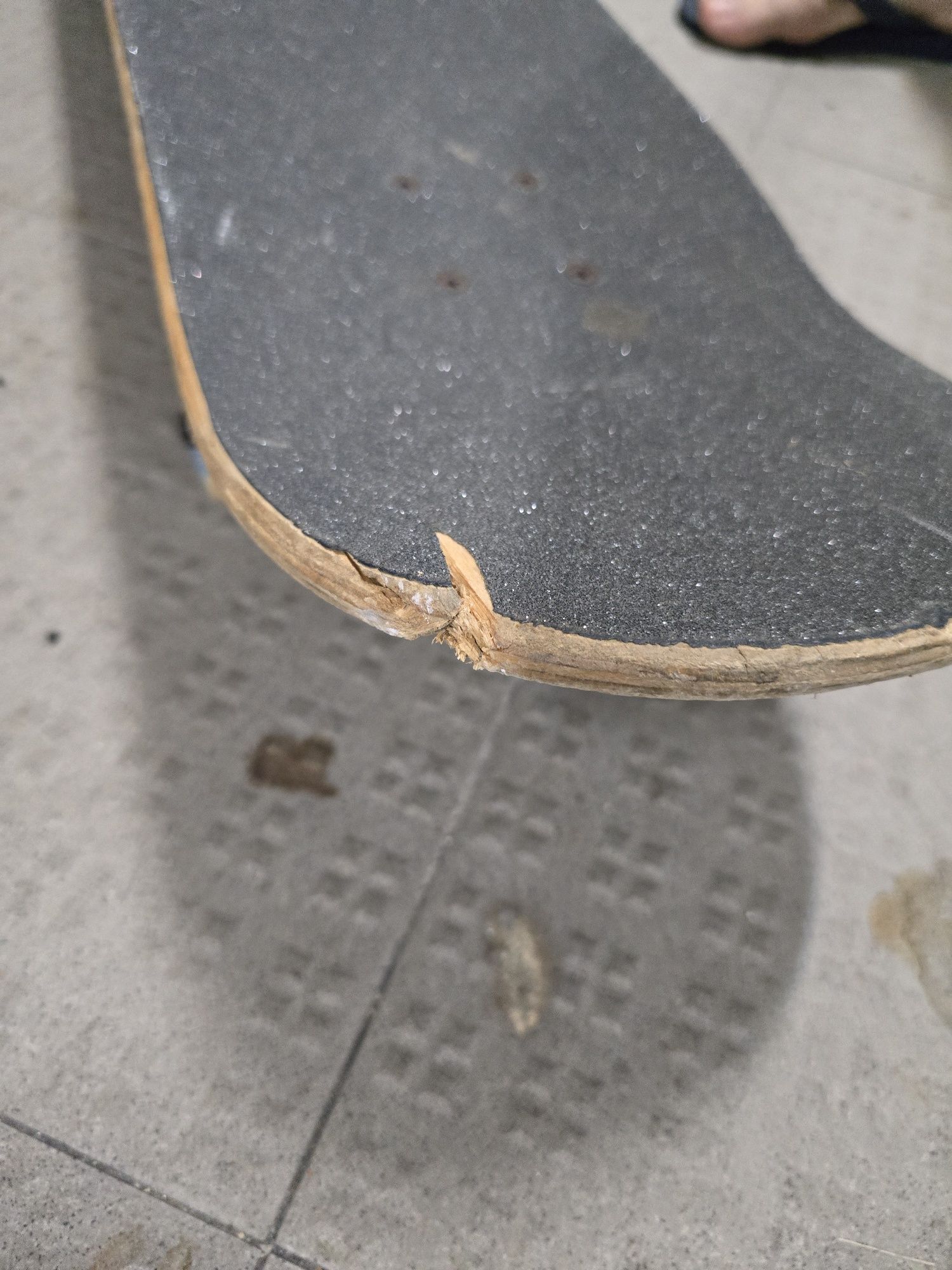 Skate usado e com algumas marcas