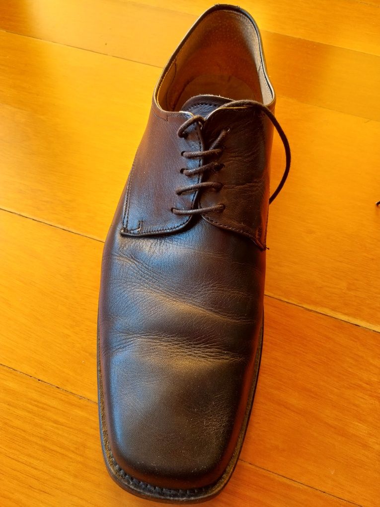 Sapatos de pele traje académico