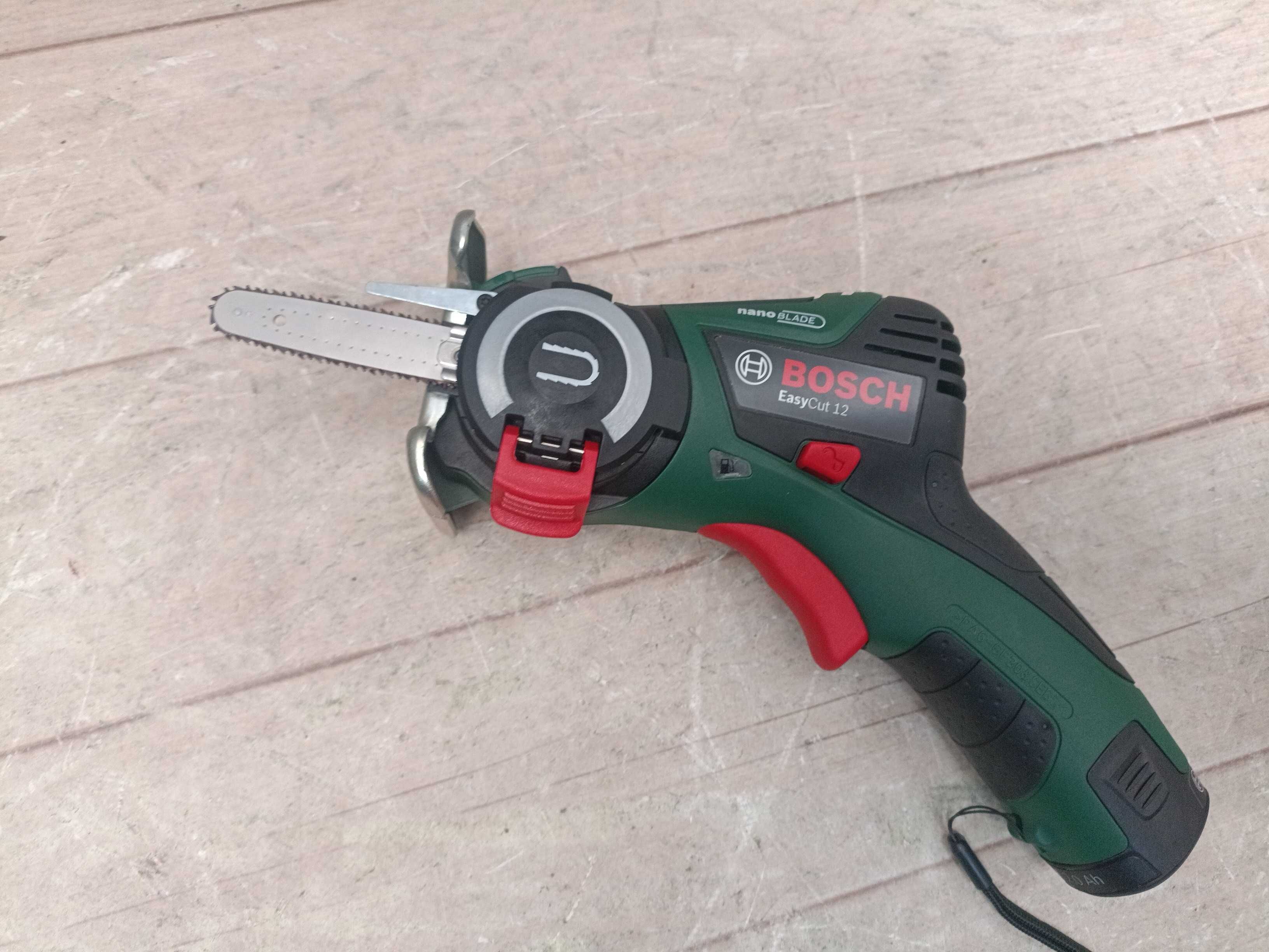 Bosch EasyCut 12 акумуляторна міні-пила NanoBlade + АКБ + ЗП у кейсі