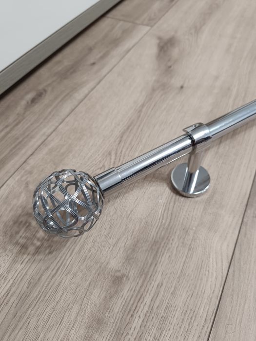 Karnisz ścienny srebrny