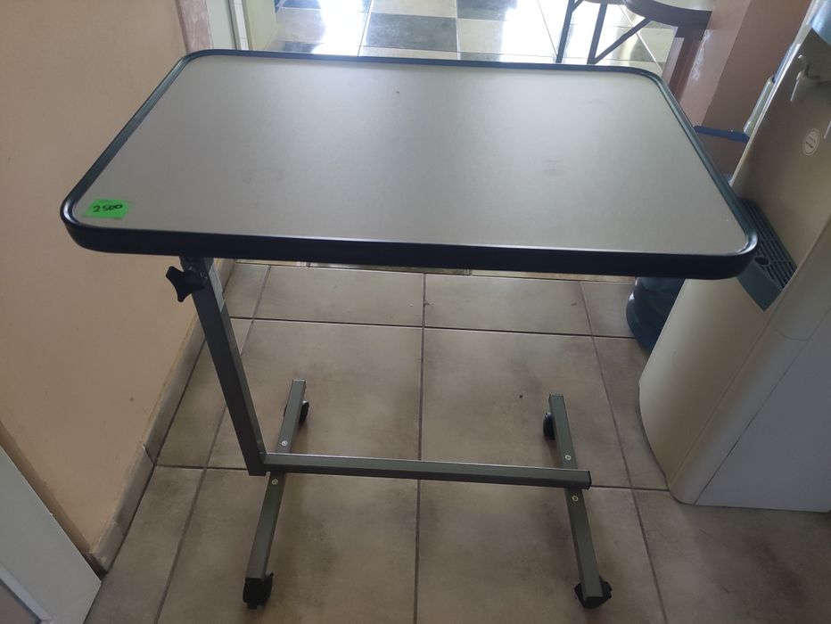 Столик приліжковий,регульований.