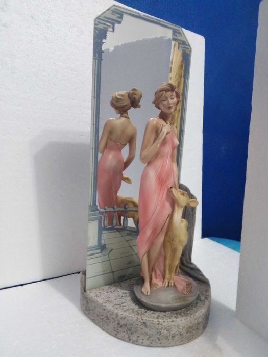 Estátua A Deusa e a Gazela com Espelho