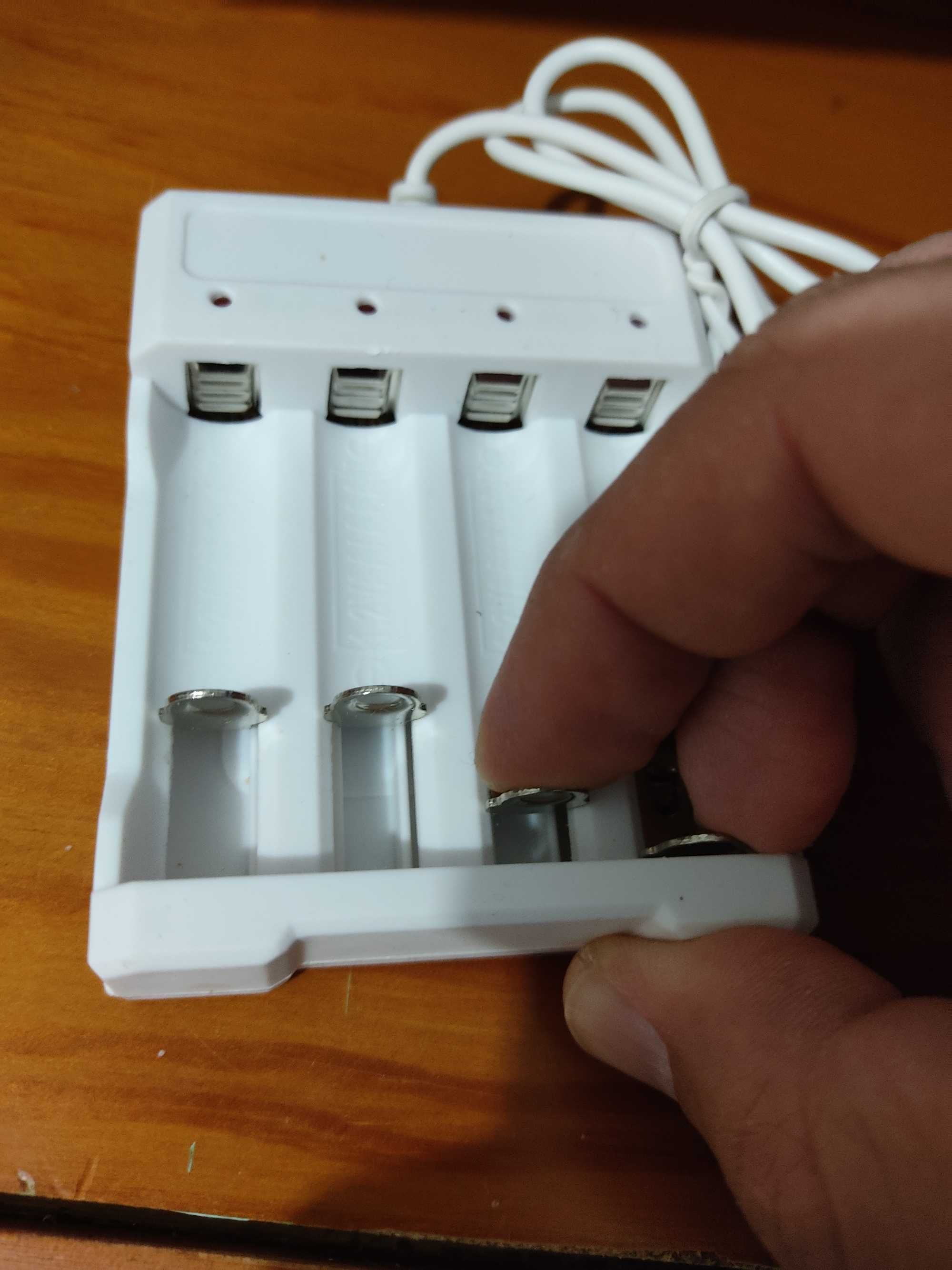 Carregador de 4 pilhas AA / AAA por USB