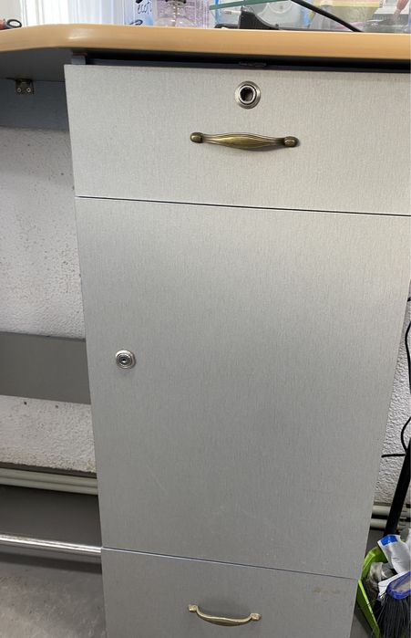 Тумбочка дзеркало для перукаря в салон візажиста