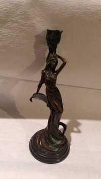 Figurka kobiety , świecznik , brąz , sygnowany , Francja , wys. 30 cm.