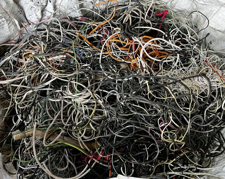 Кабель, провод, обрізки, відходи, автомобільна проводка.