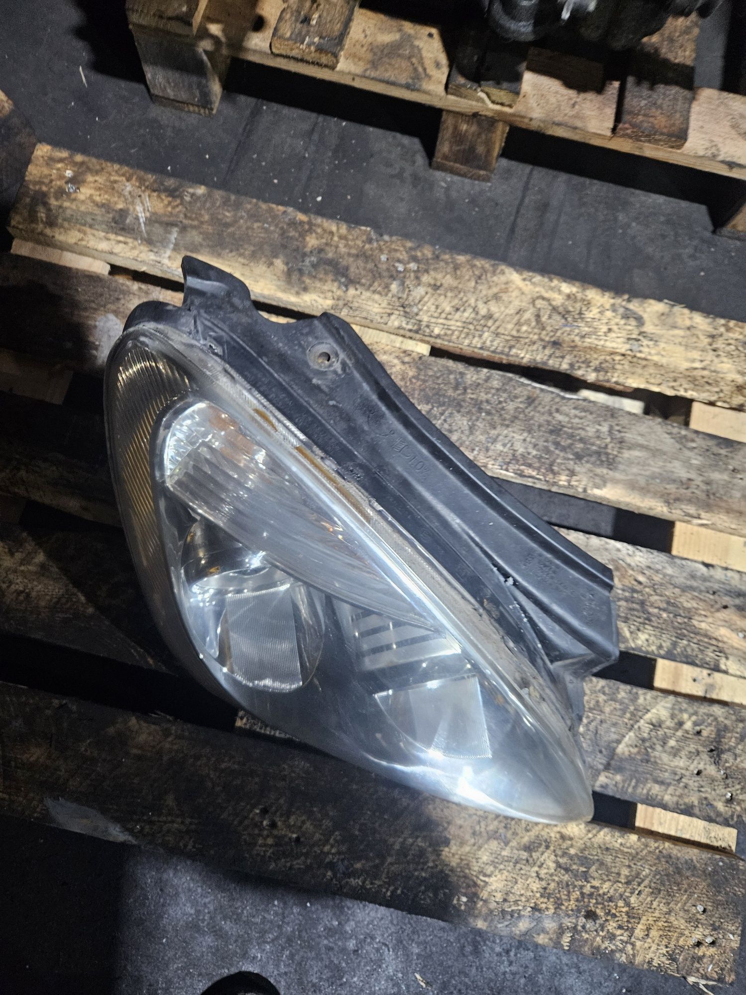 Lampa prawy przód Kia Carens lll