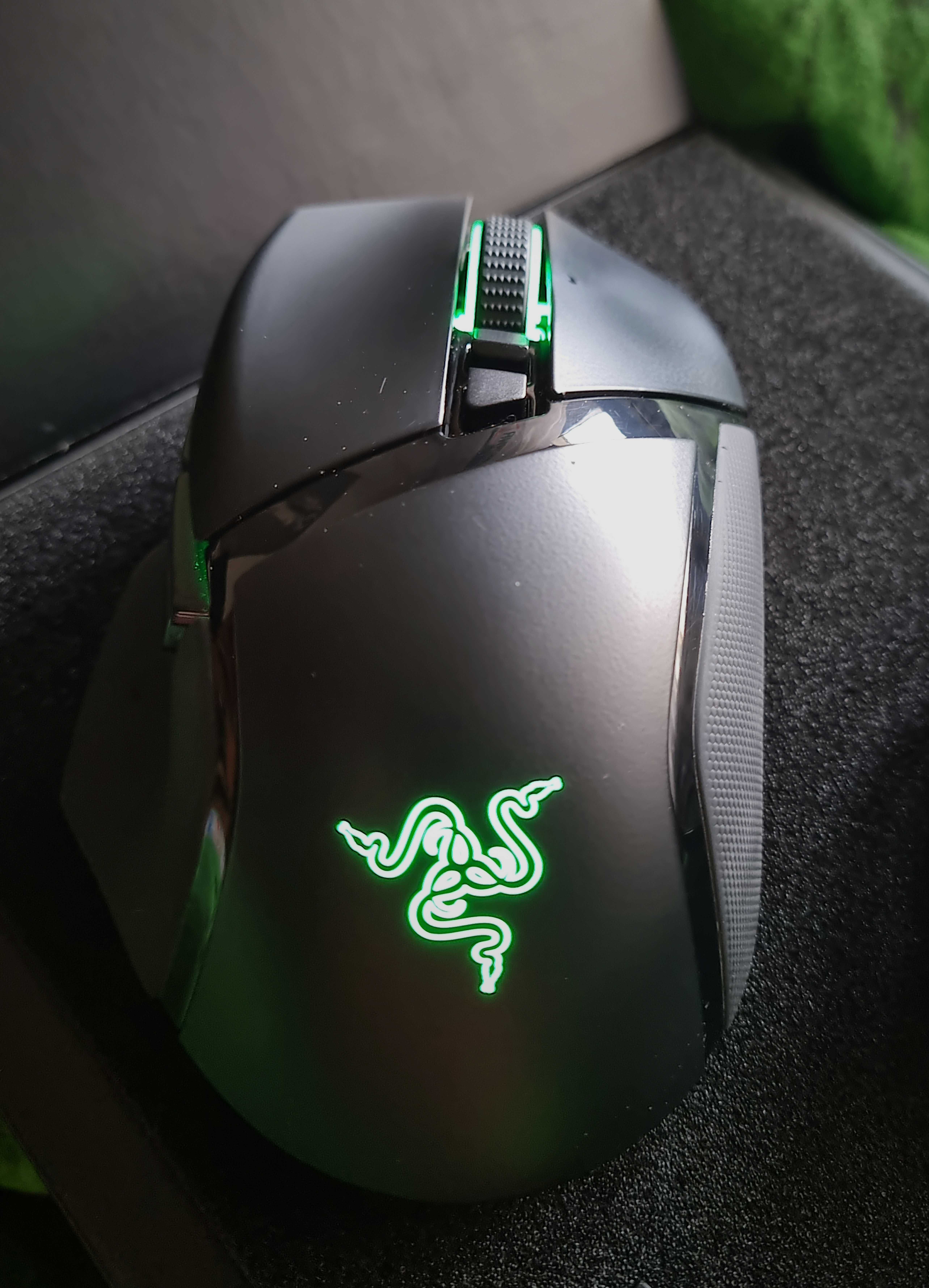 Razer Basilisk Ultimate Wireless gaming mause with charging dock