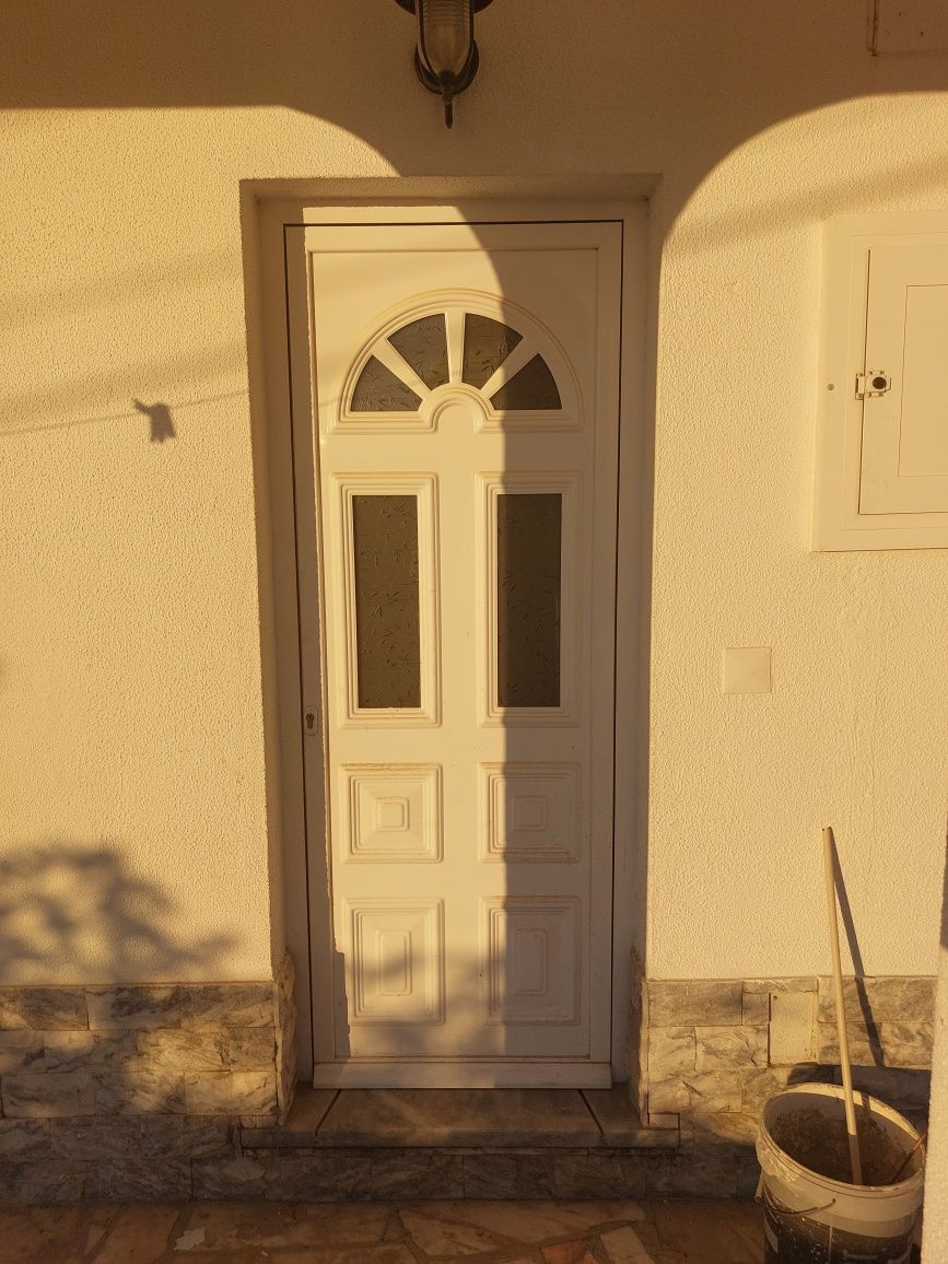 2 portas com isolamento e 8 janelas de alumínio com vidro duplo