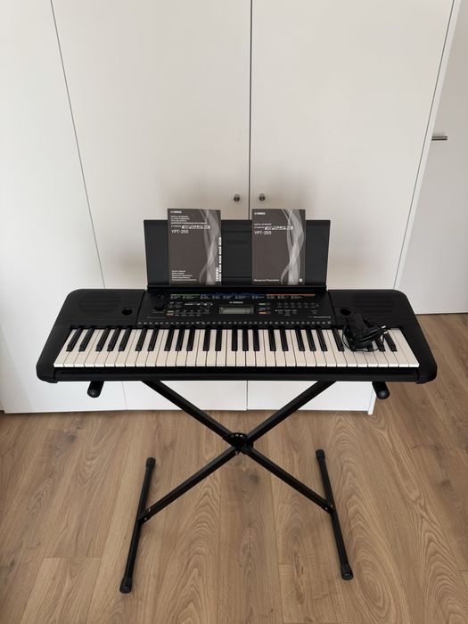 Piano Yamaha PSR-E253 + suporte
