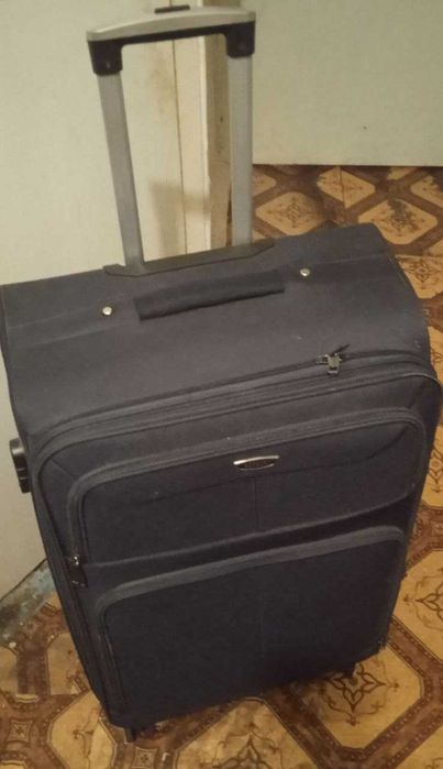 Дорожный чемодан в идеальном состоянии .Торг