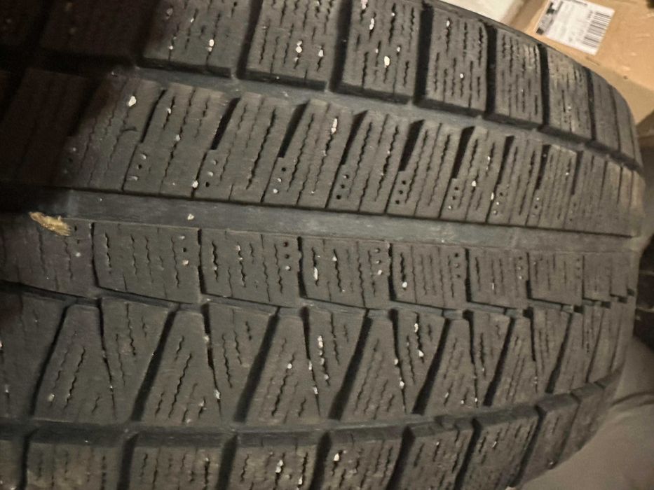 Продам зимові шини Bridgestone Blizzak REVO 215/50 R17 91.
