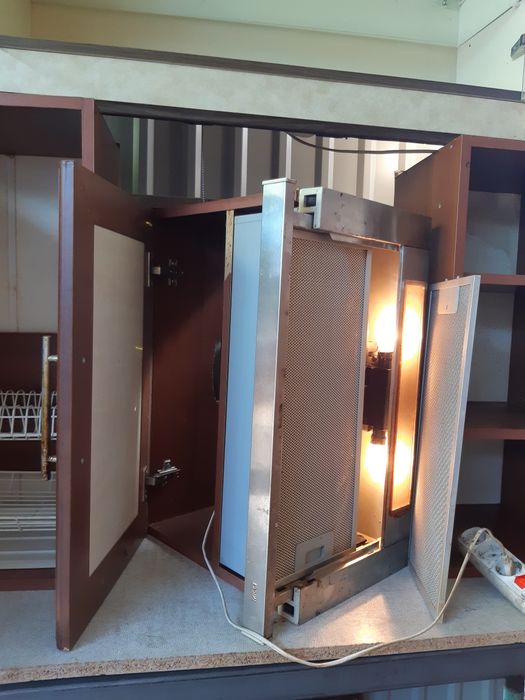 Кухня,ящики,полки,столешница,продам,бесплатно доставка по Одессе.