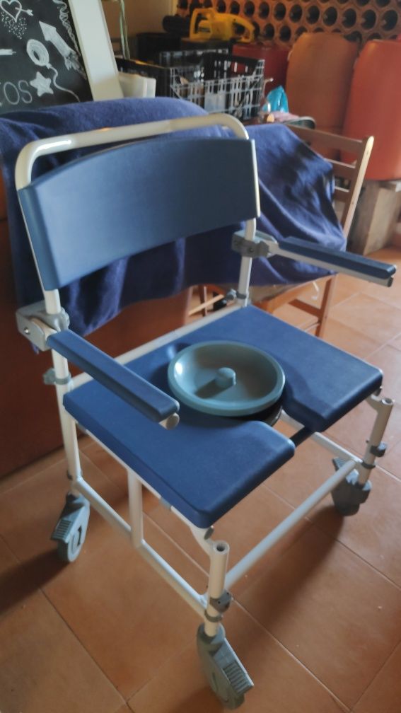Vários equipamentos para pessoa com mobilidade reduzida