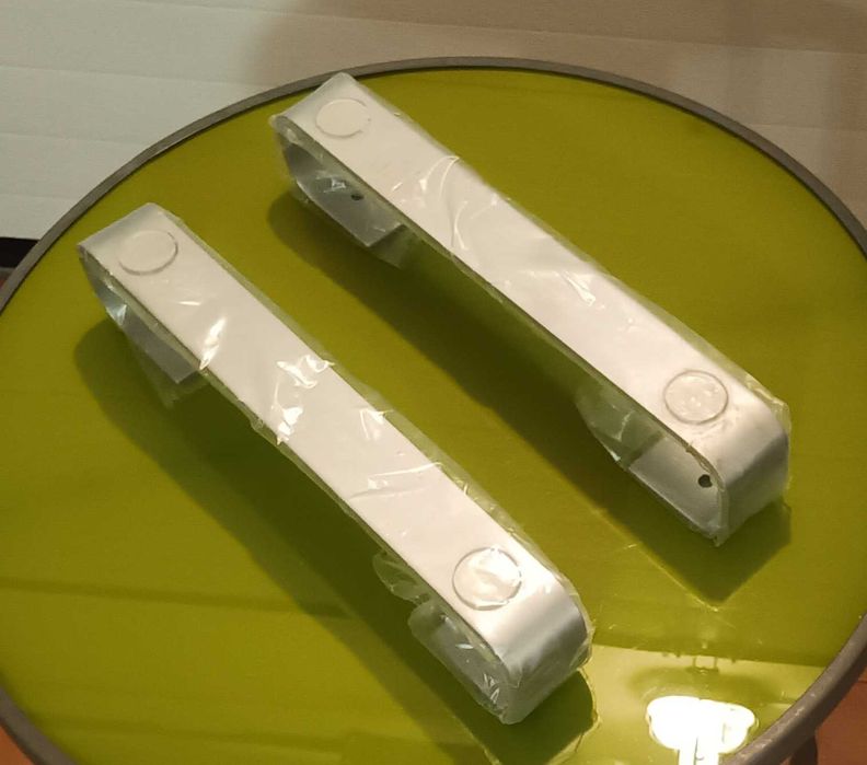 Conjunto de 2 pés de metal para móveis (8x40cms)