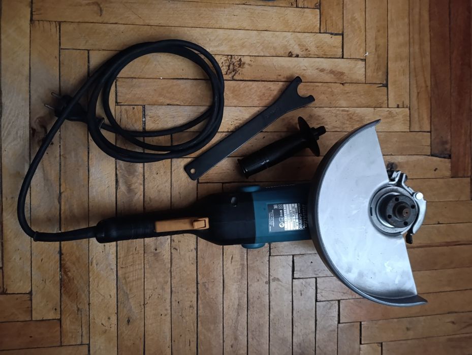 Угловая шлифмашина Makita GA9010C