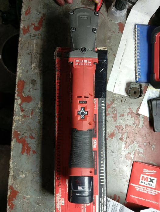 Milwaukee 2564-20.Безщітковий кутовий гайковерт тріскачка 3/8 MILWAUKE