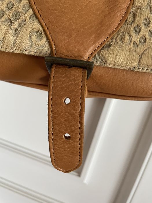 Mala em pele e com relevo em pelo