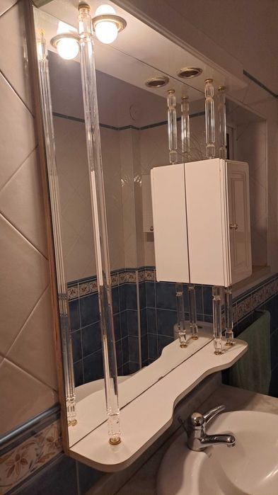 Móvel de casa de balho com espelho