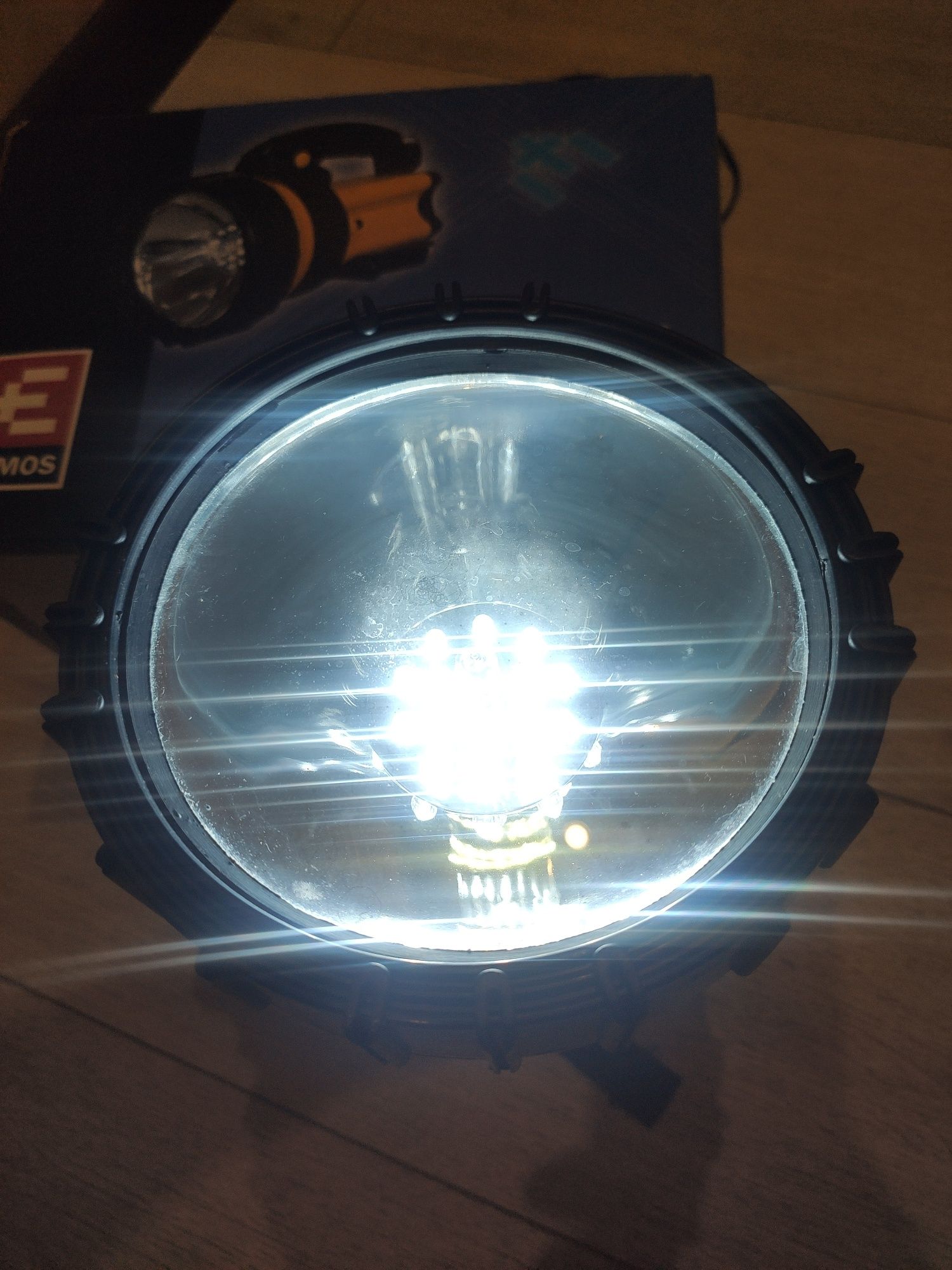 Ліхтар led з зарядним пристроєм і акумулятором фонарь