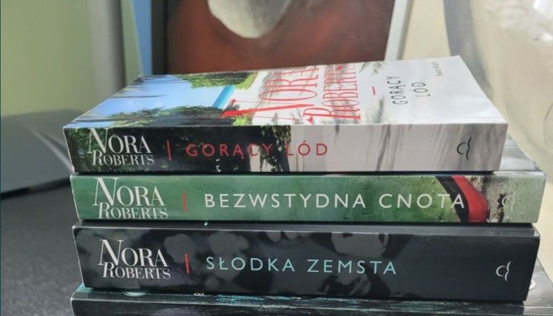 Nora Roberts- Słodka Zemsta, Gorący Lód ,Bezwstydna cnota