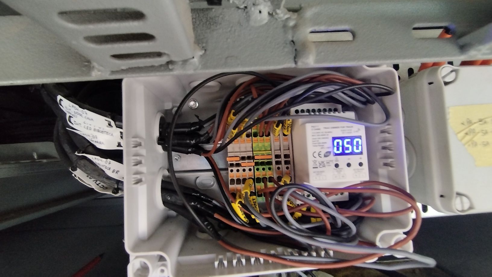 Eletricista Amigo do Lar, serviços elétricos,instalações e manutenções