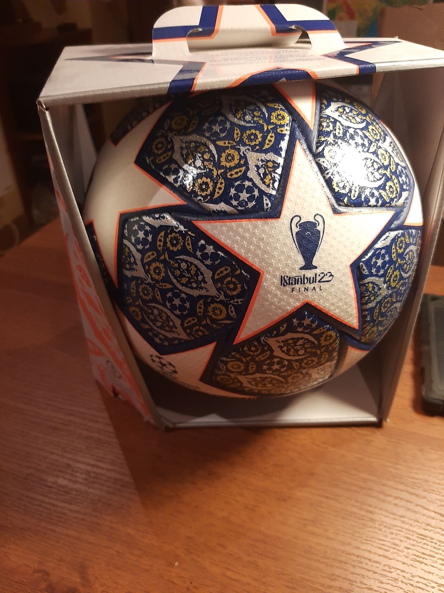 Оригинальный футбольный мяч лиги чемпионов.