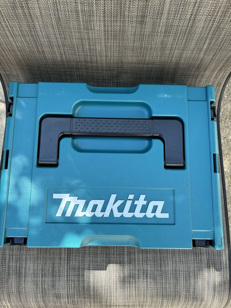 Zestaw baterii z ladowarka 18v makita.